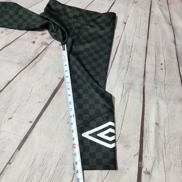 Girls large Umbro black and gray checkered print cropped Leggings. - Picture 7 of 10